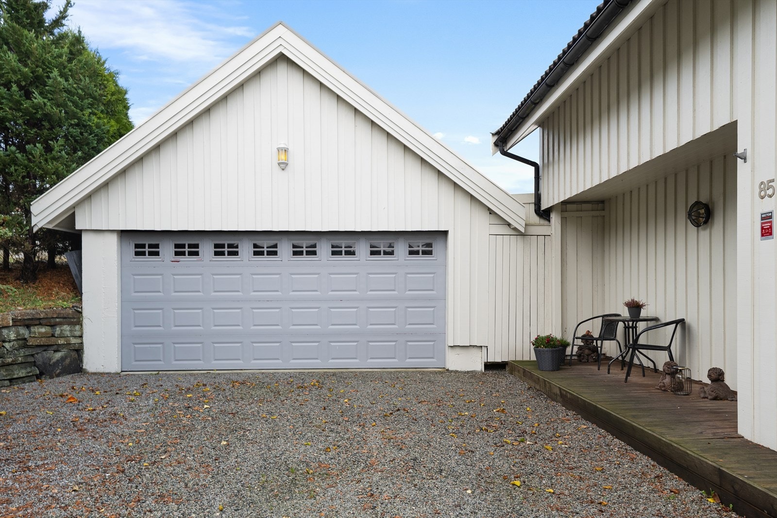 God parkeringsplass i dobbel garasje, samt i gårdsrom Galleribilde