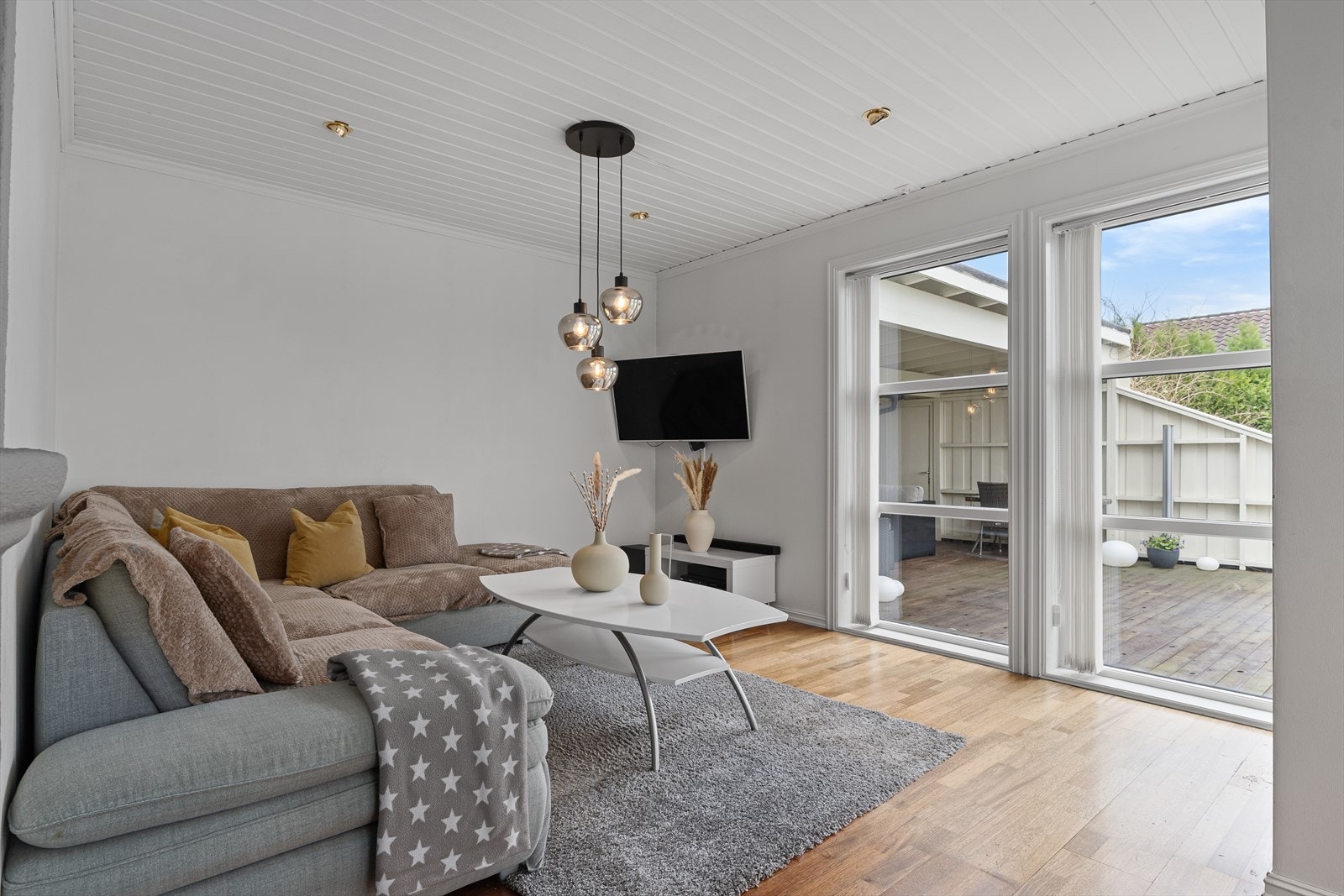 Romslig vinkel stue med flere møbleringsmuligheter Galleribilde