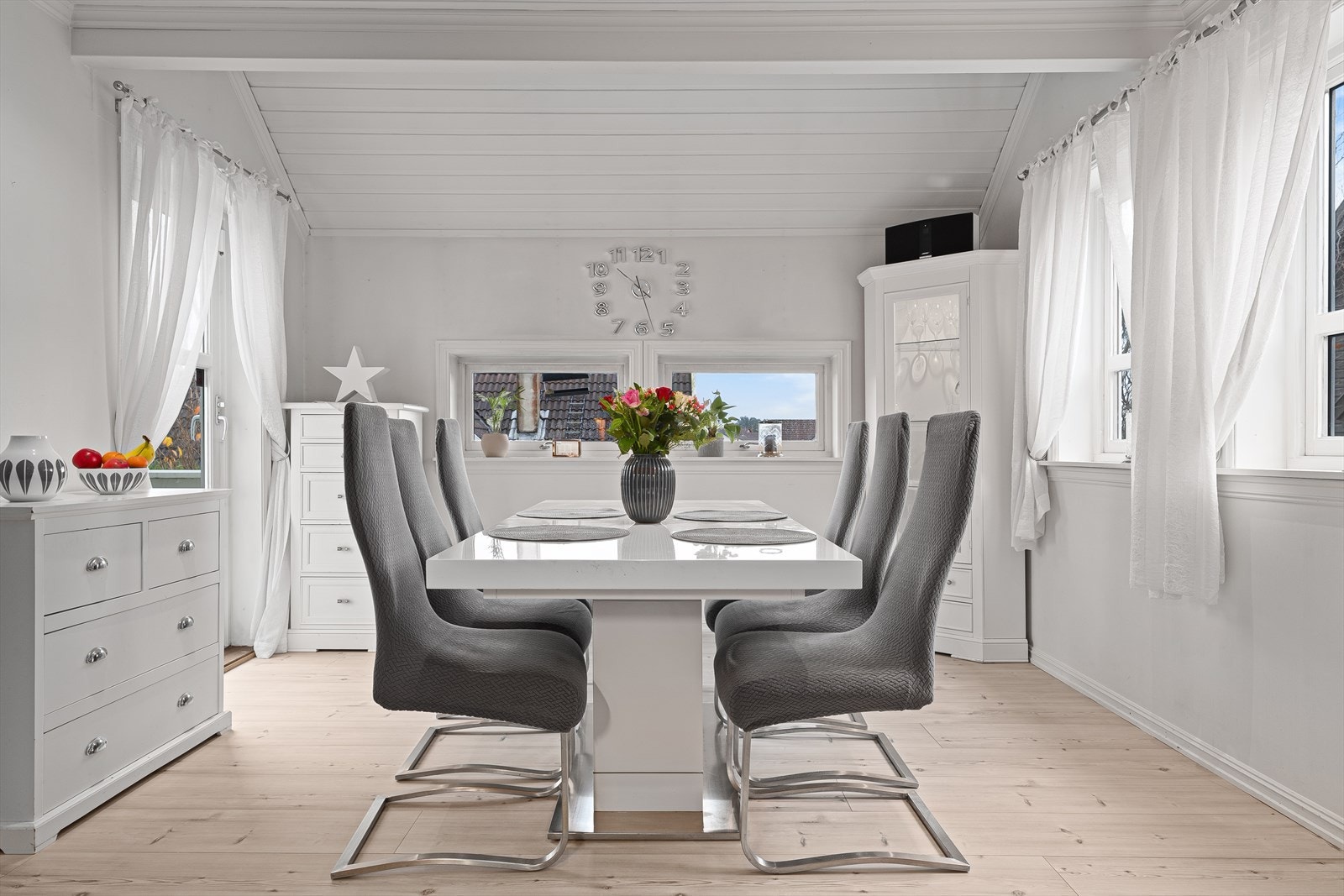 Stort kjøkken/allrom med plass til spisebord Galleribilde