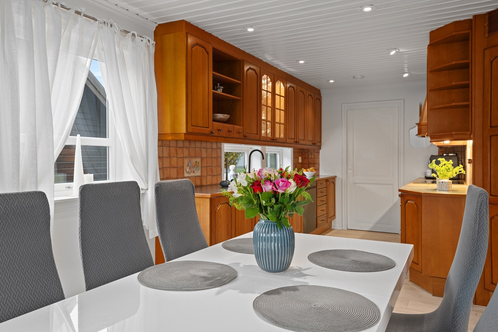 Gode vindusflater sikrer godt lys til rommet Galleribilde