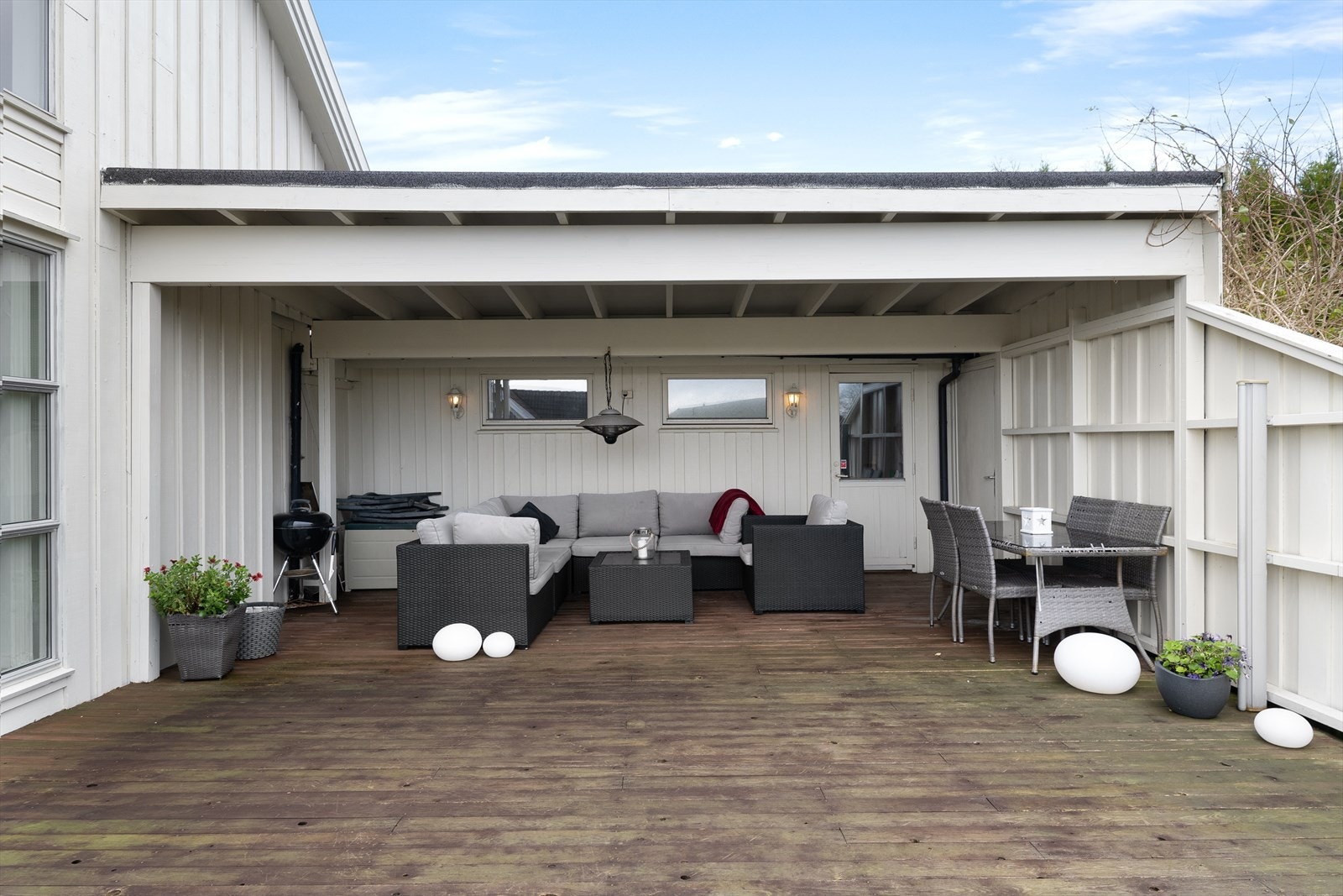 Overbygget terrasse mot sør (ikke byggegodkjent) Galleribilde