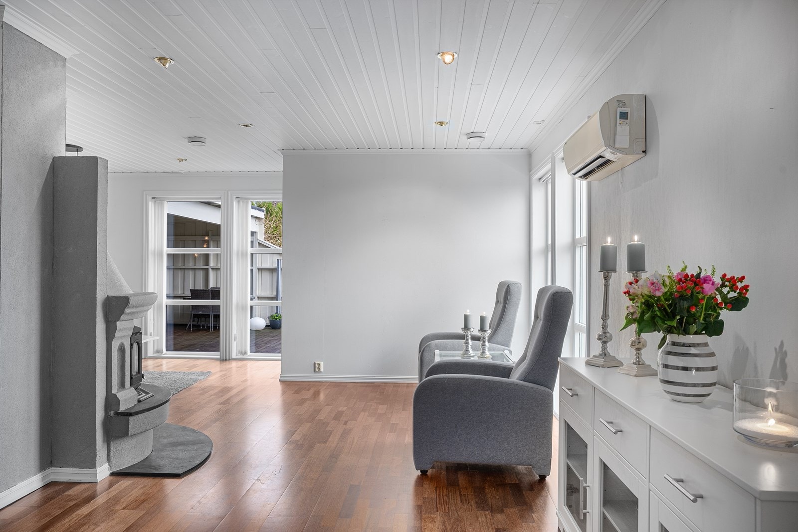 Tapetserte vegger og parkett på gulv Galleribilde