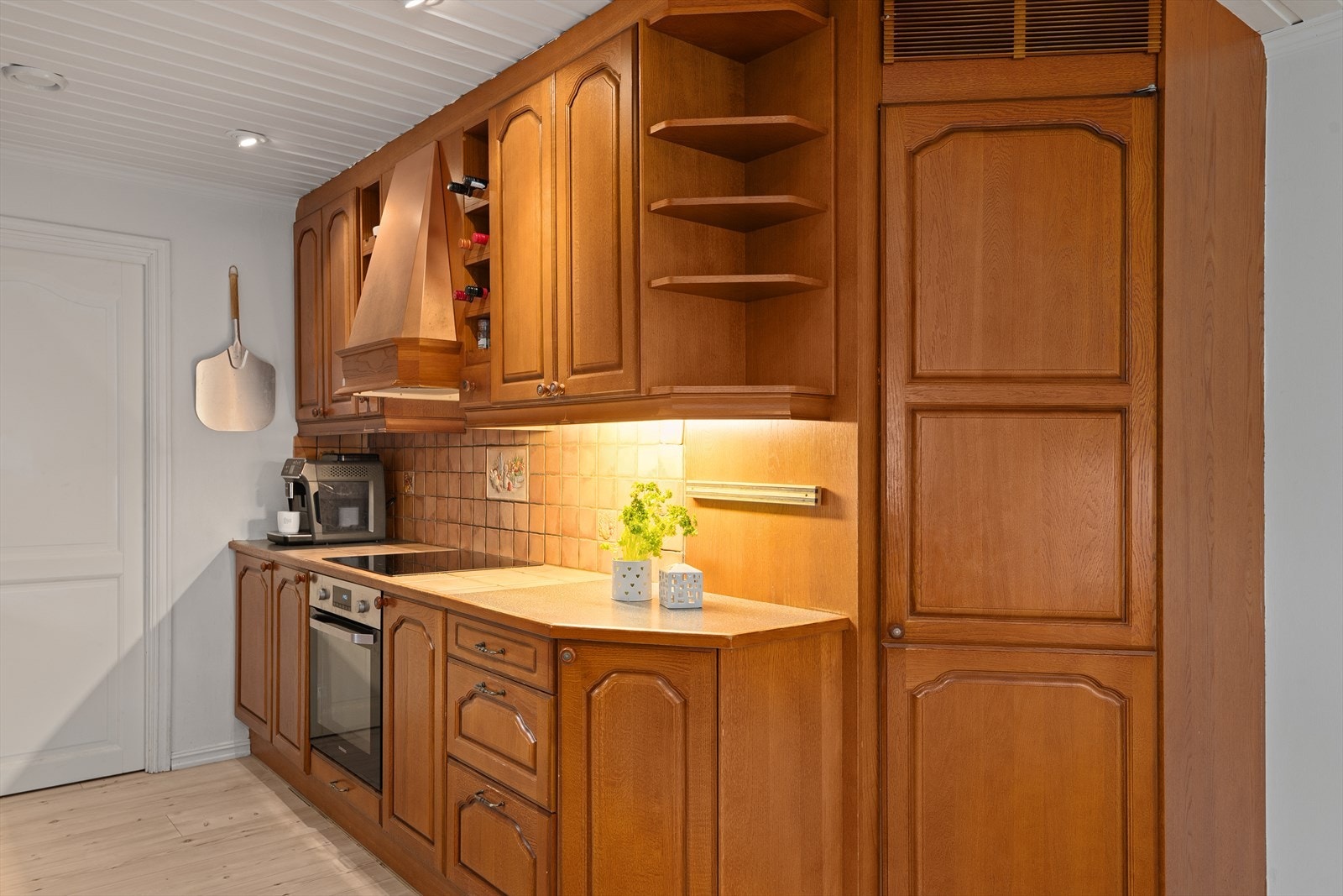 Integrert kjøleskap, koketopp og stekeovn Galleribilde