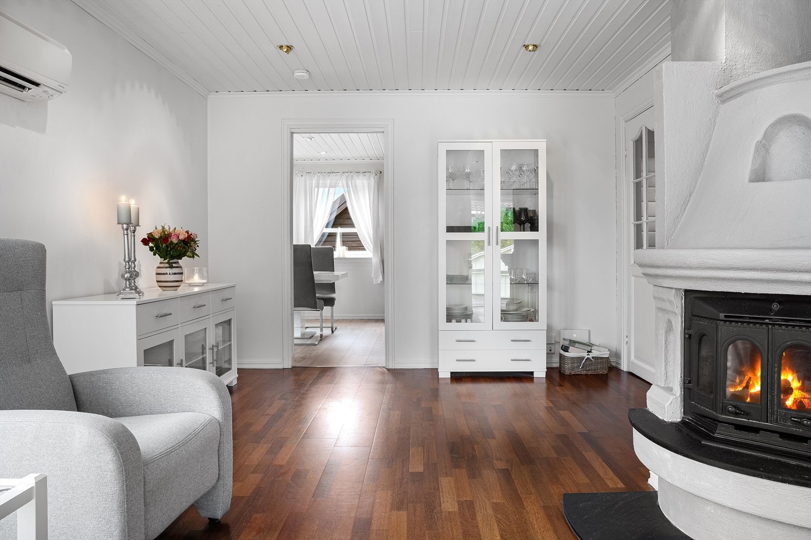 Ved stuen er det et separat og romslig kjøkken Galleribilde