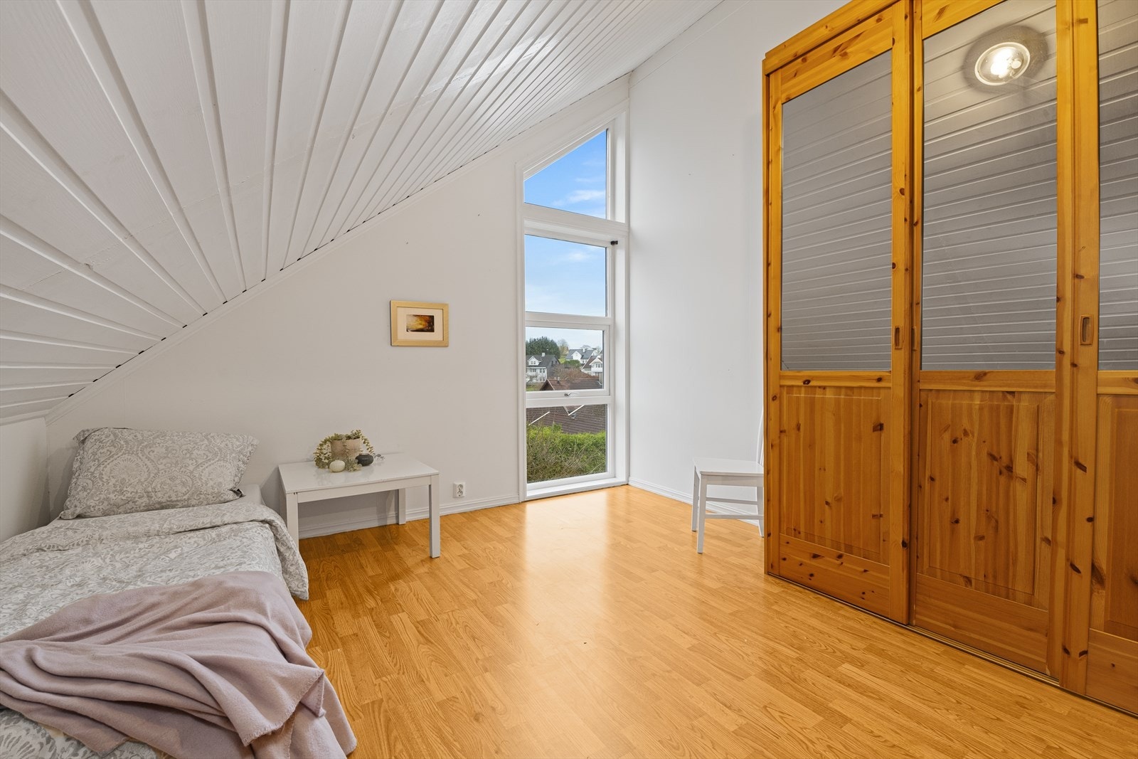 Boligens øverste etasje er innredet med 2 soverom, kott og stort bad Galleribilde