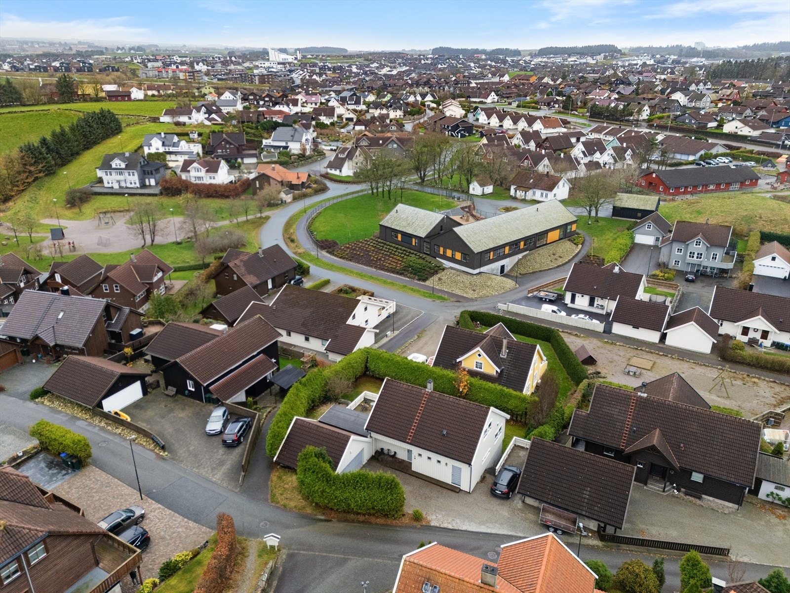 Luftig boligområde med god boltreplass i form av flere lekeplasser i kort avstand fra boligen Galleribilde