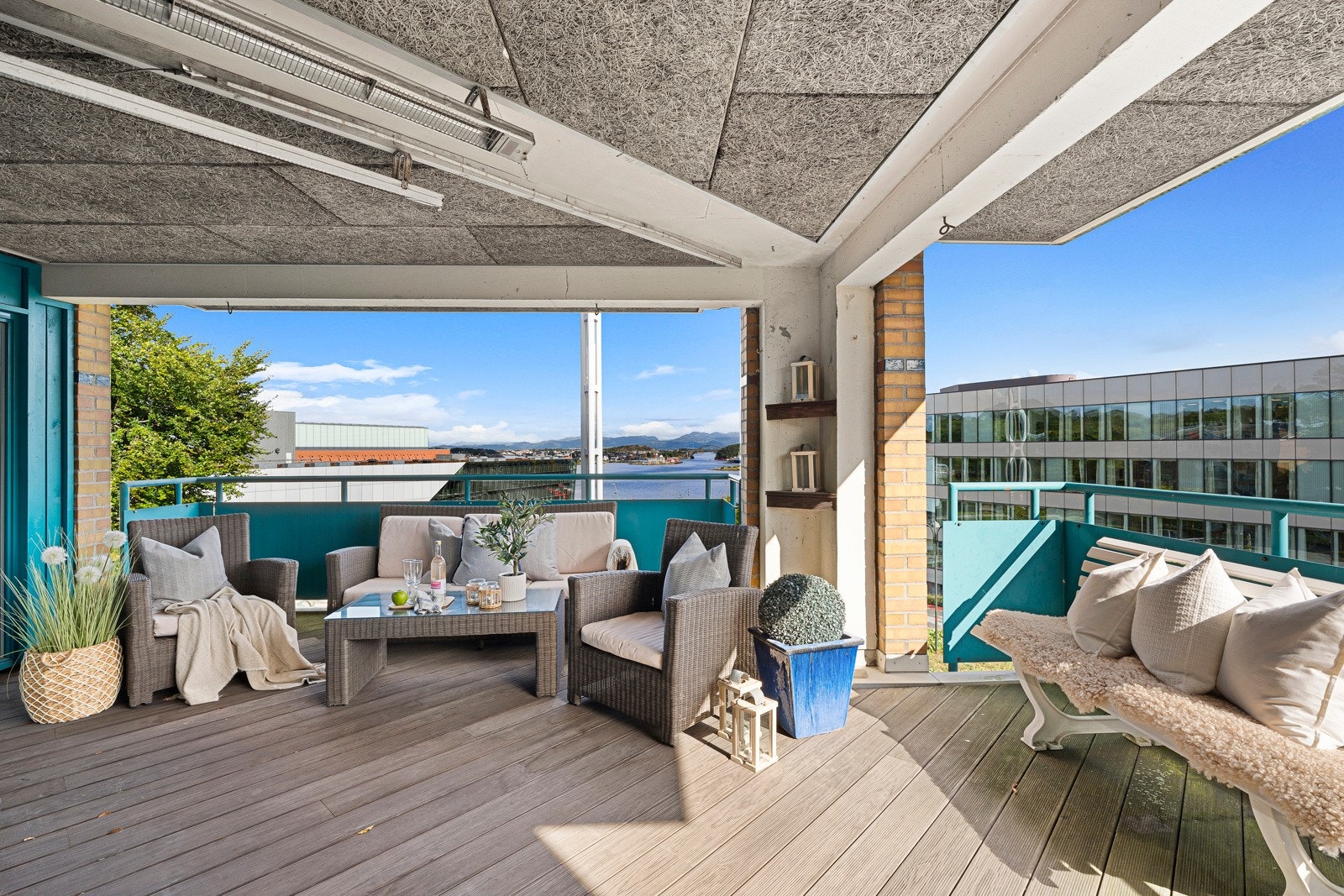 Stor terrasse med rikelig med sol, samt flott utsikt. Galleribilde