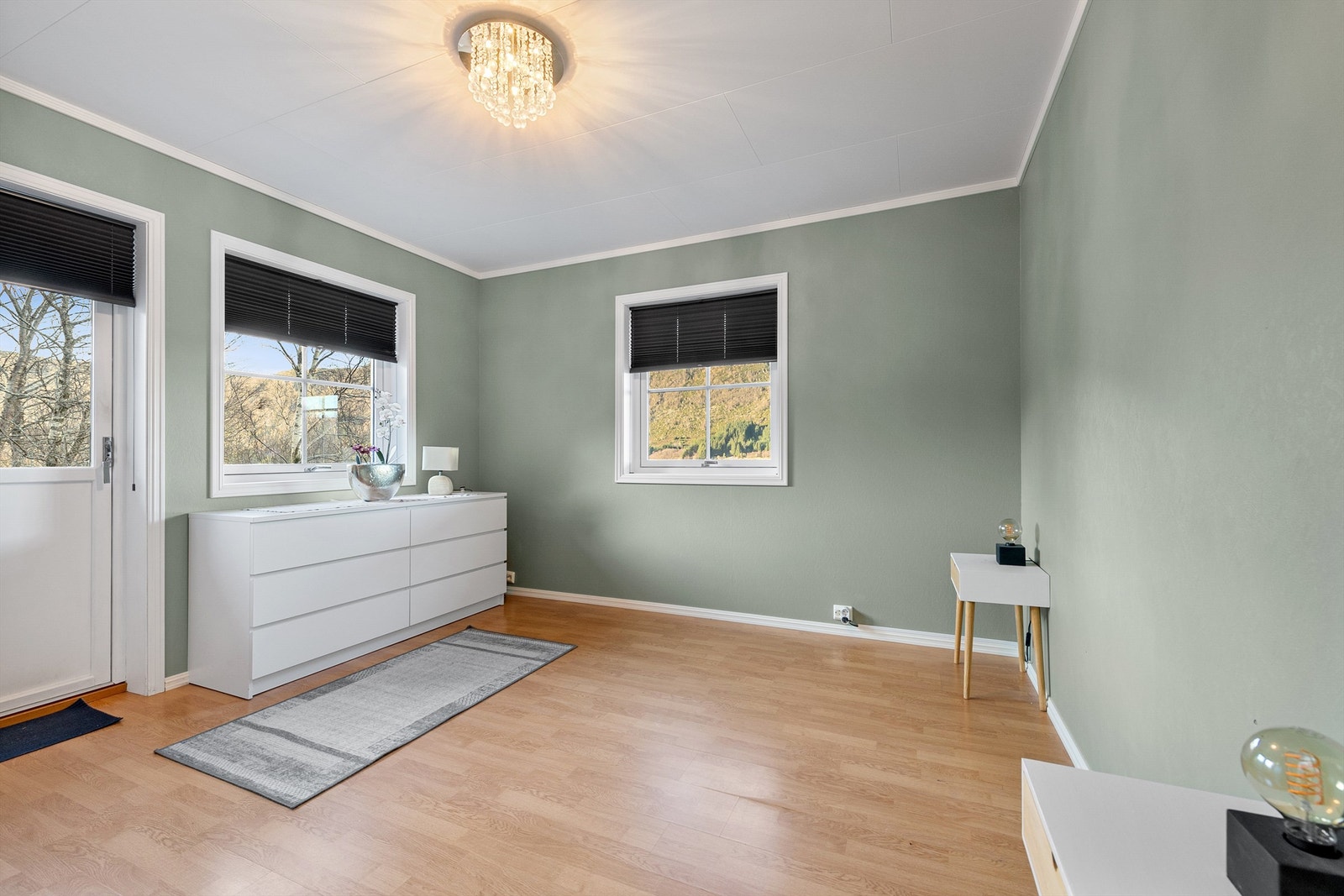 Hovedsoverom i 1. etasje med utgang til terrasse Galleribilde