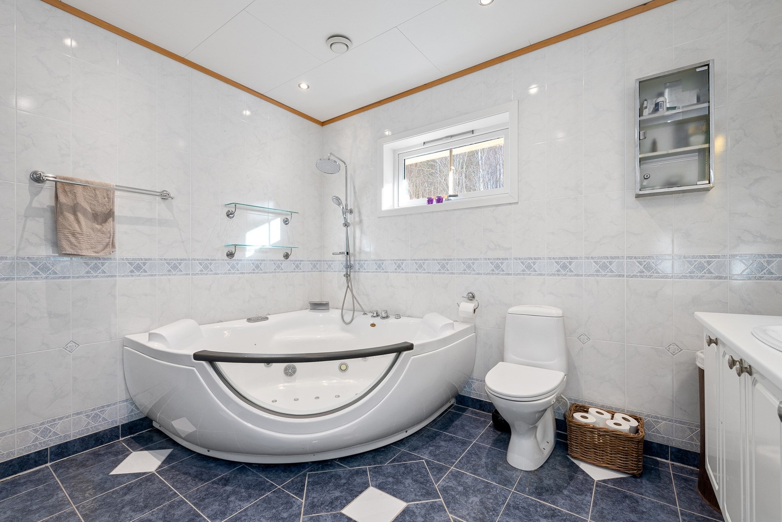 Bad i hovedetasjen med hjørnebadekar med massasjedyser Galleribilde