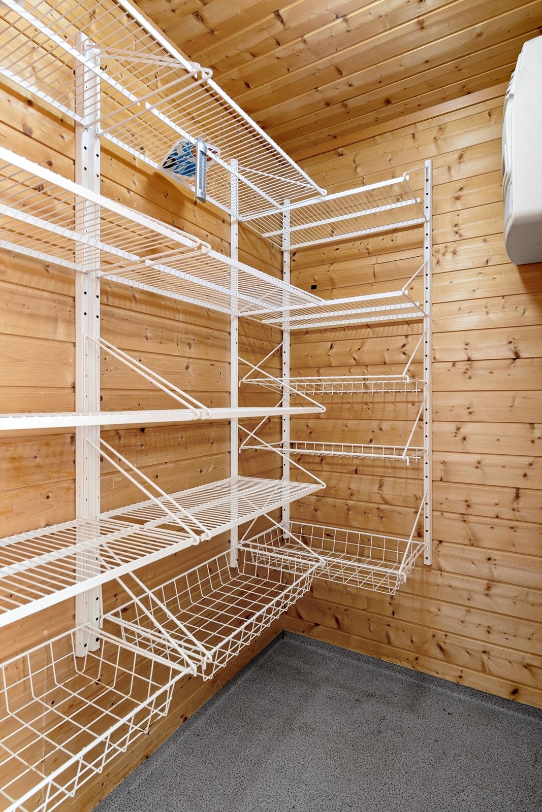 Kjølerom på kjøkken med vinylbelegg på gulv, panel på innvendige vegger og himling. Isolert metalldør. Kjølerommet er oppført som prefabrikert løsning og bygget som rom-i-rommet. Kjøleaggregat er fra byggeår Galleribilde