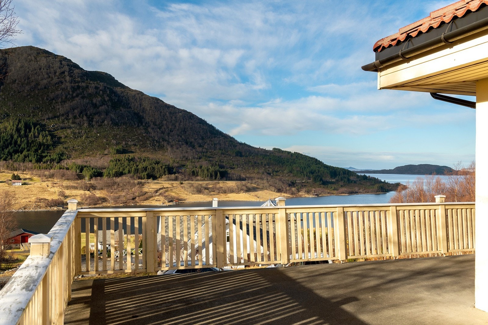 Nydelig utsikt mot fjord og fjell fra terrassen Galleribilde