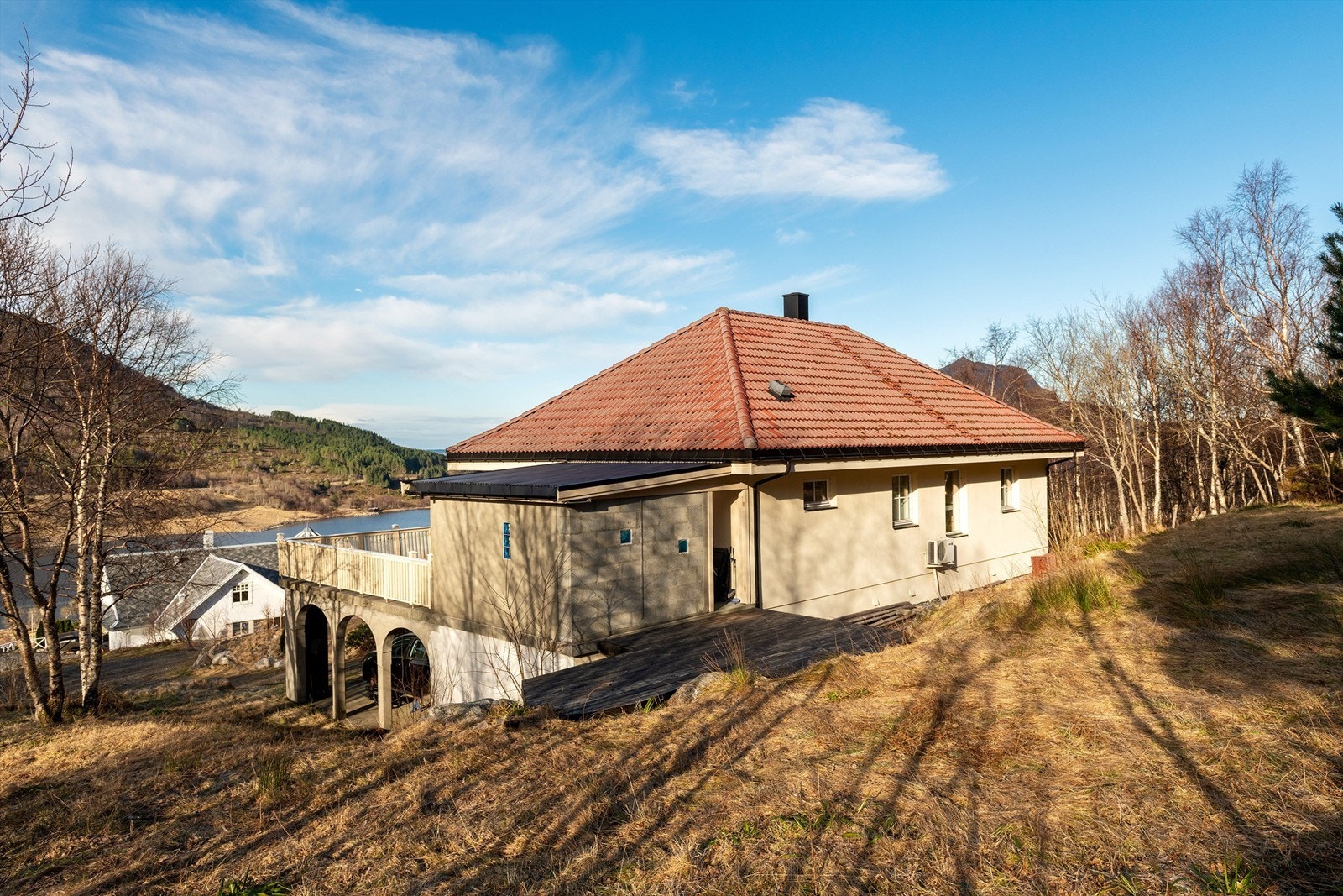 Fasade i bakkant av boligen Galleribilde