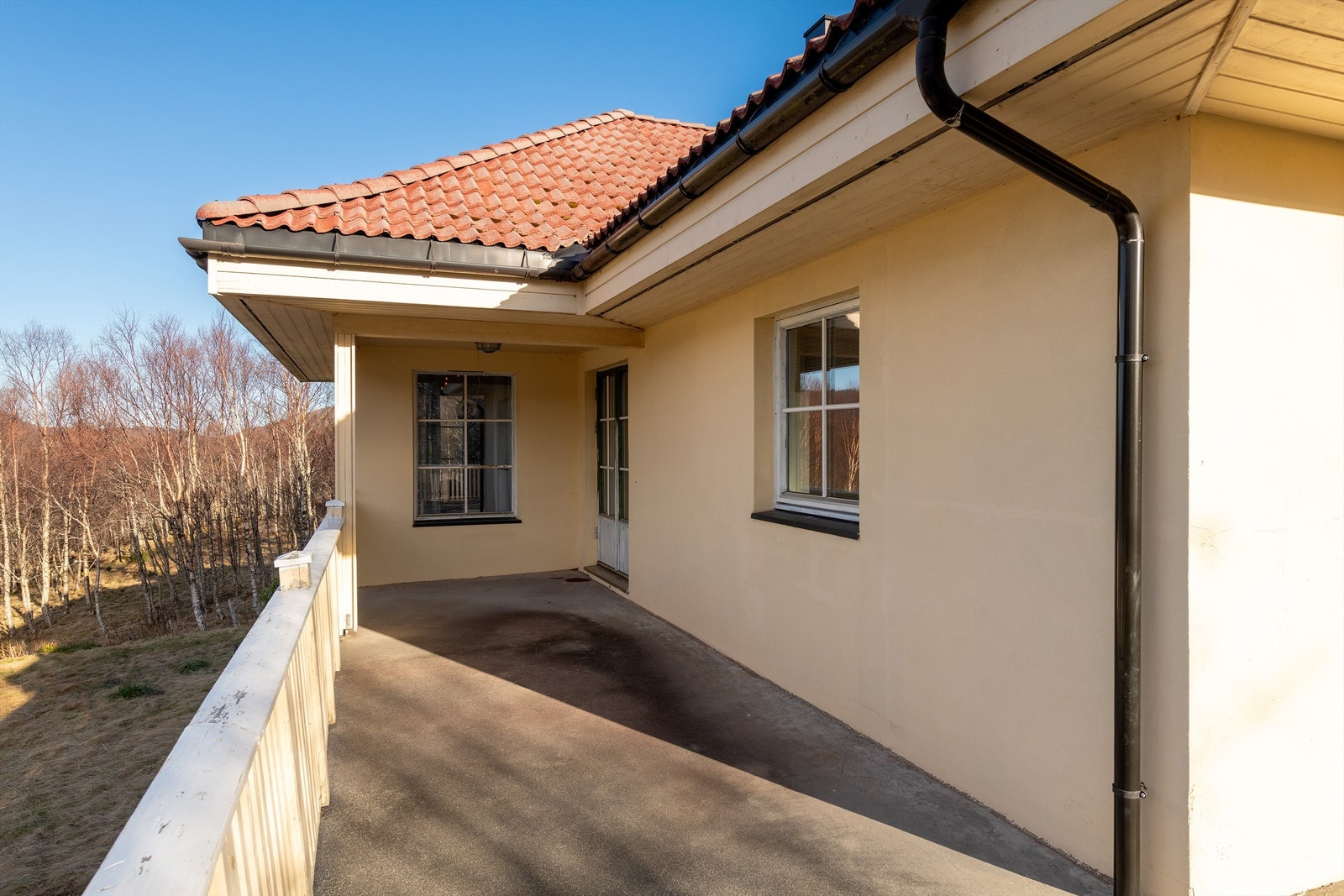 Terrasse med støpt dekke foran deler av boligen Galleribilde