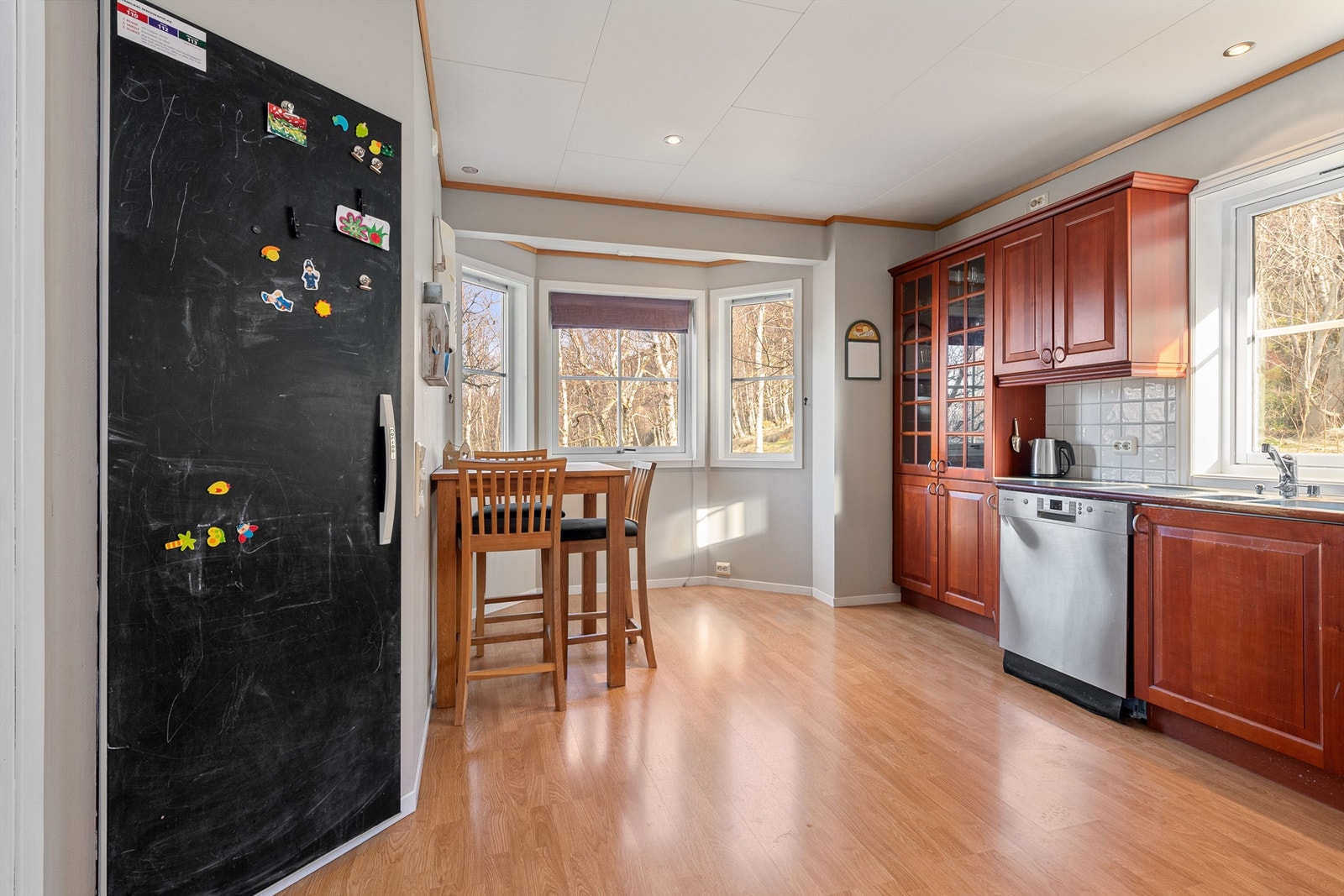 Adkomst fra kjøkken tiil kjølerom. Det er god plass til spisebord på kjøkkenet Galleribilde