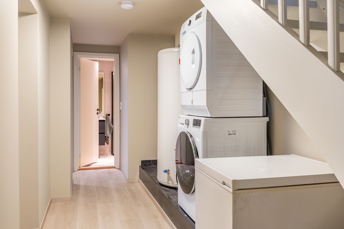 Praktisk stort rom i kjeller med vaskemaskin og tørketrommel som følger leiligheten. Galleribilde