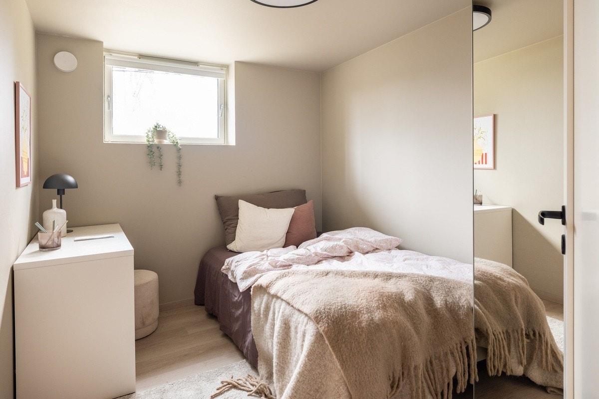 Sov Uranus - Alle rom er møblert med seng, garderobeskap, skrivepult og kontorstol. Galleribilde