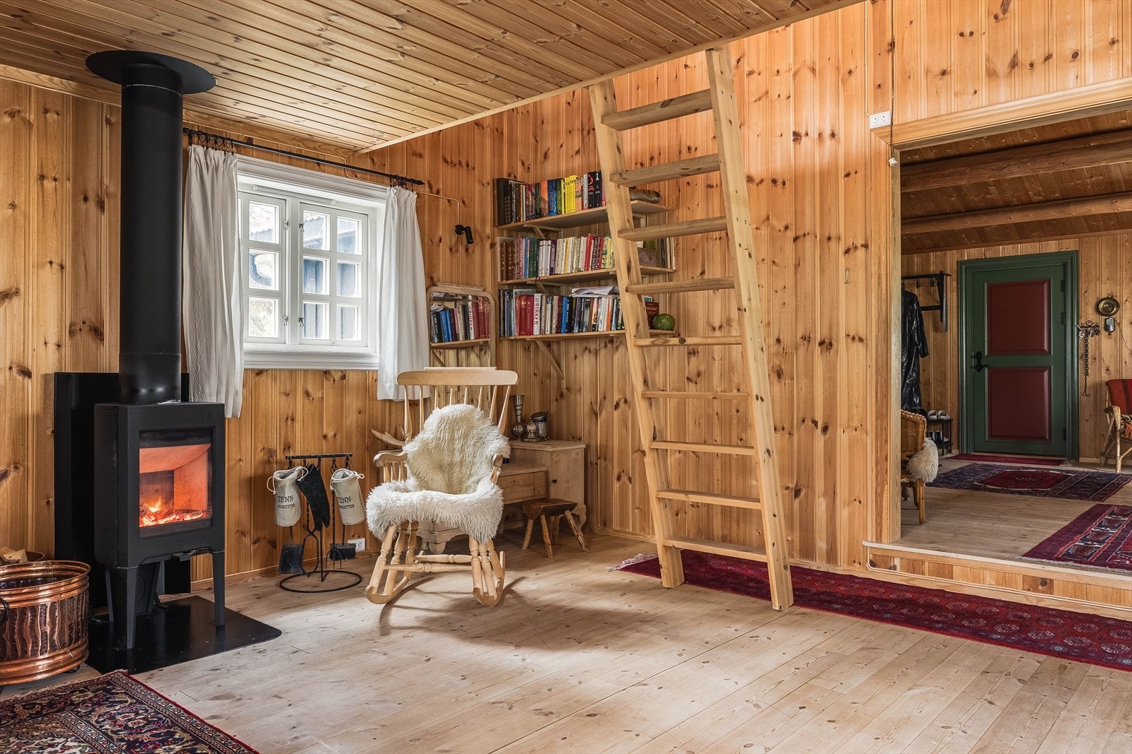 Over stua er det en praktisk hems med innredede sengeplasser. Galleribilde