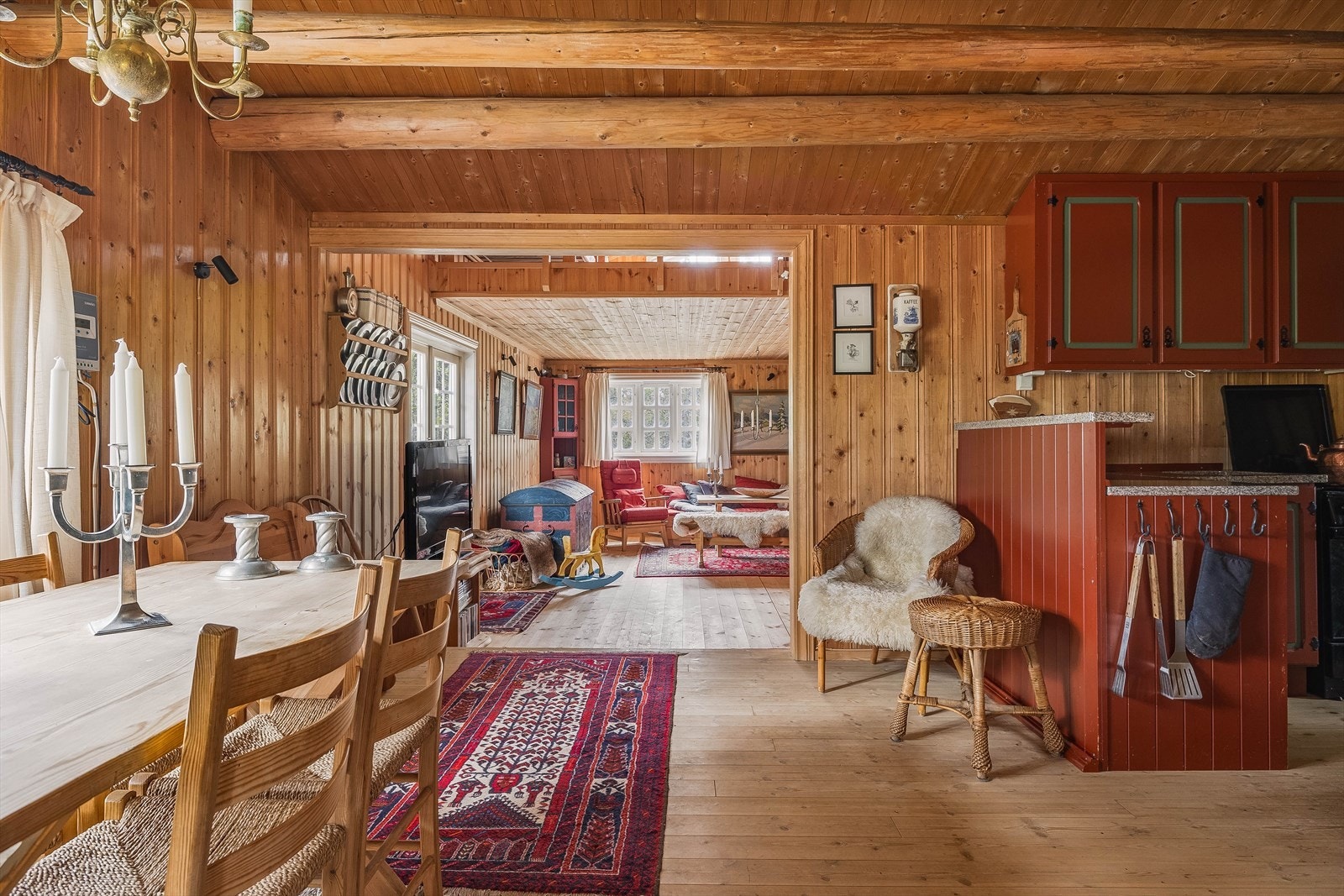 Videre kommer du inn i et stort, lyst og koselig oppholdsrom, som er perfekt for både avkobling og hygge! Galleribilde