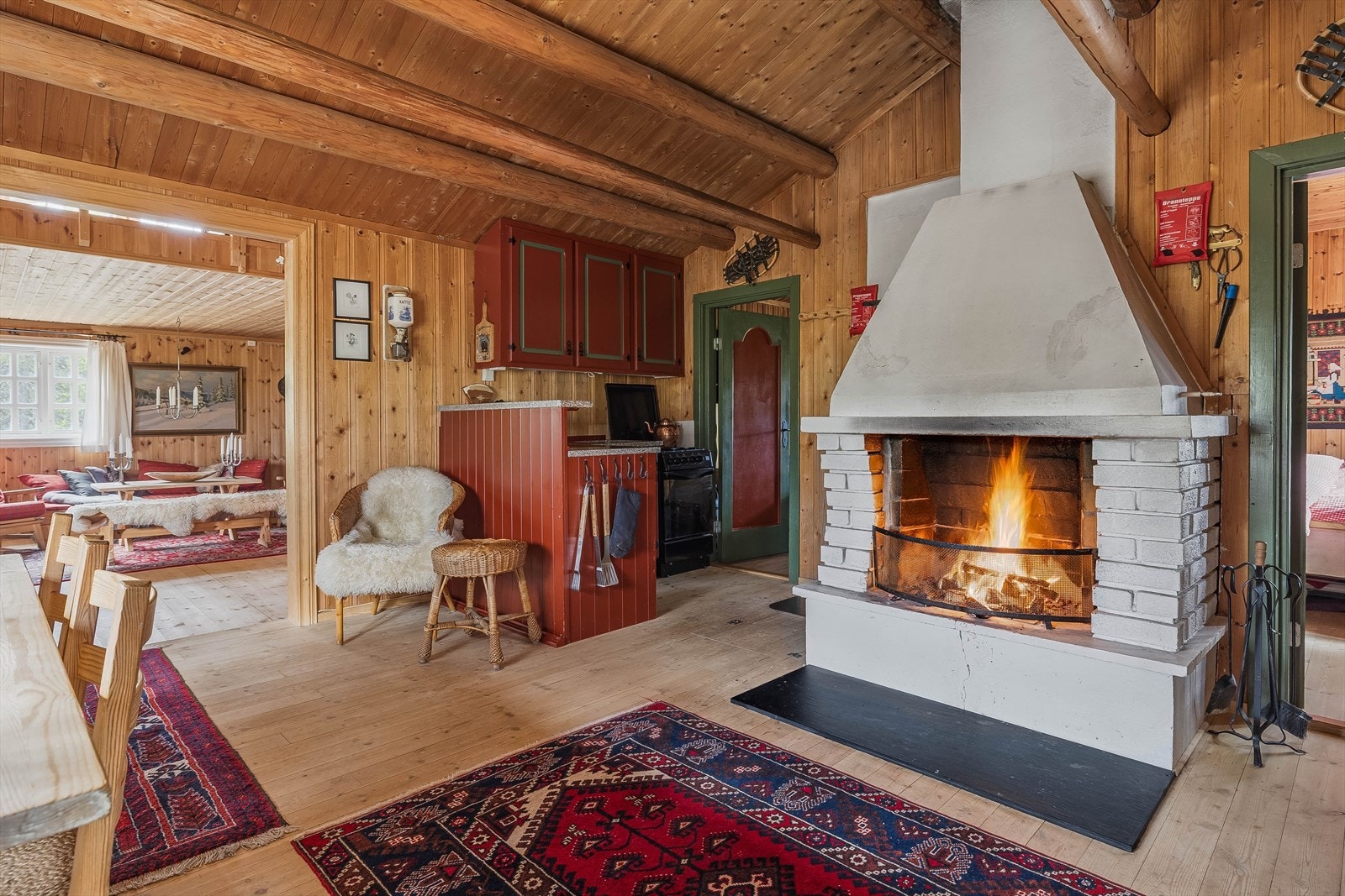 Peisen er sentralt plassert ved kjøkken og spisestue - perfekt for varme og hygge på kjølige dager. Galleribilde