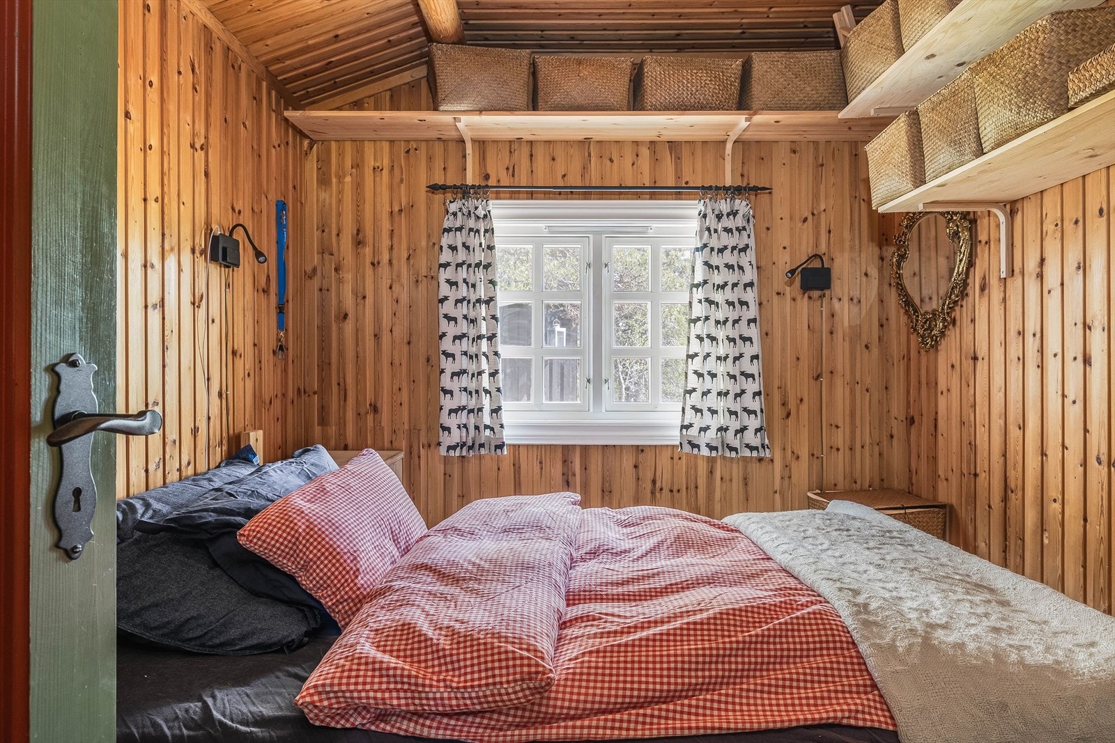 To soverom og hems gir plass til både familie og overnattingsgjester. Galleribilde