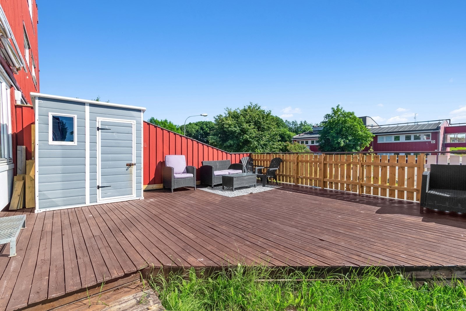 Uteområdet består av terrasse og noe plenareal. Galleribilde