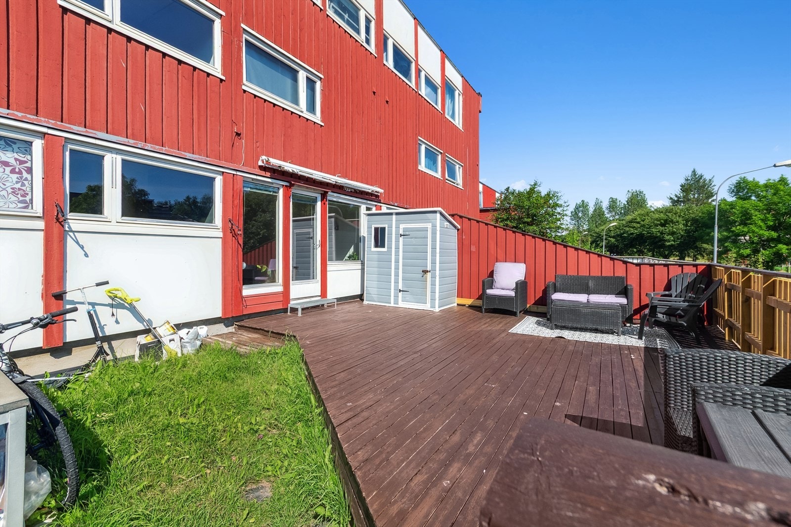 Fra stuen er det direkte utgang til leilighetens uteområde. Galleribilde