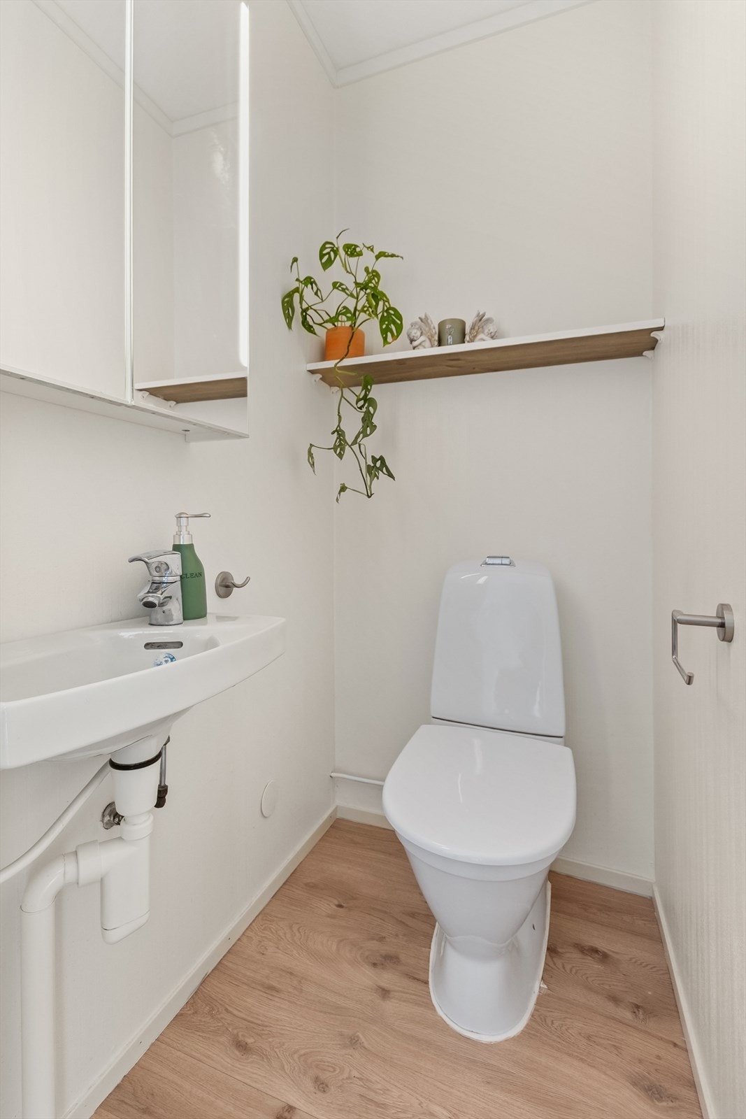 Leiligheten har et eget toalettrom, plassert like ved badet. Galleribilde