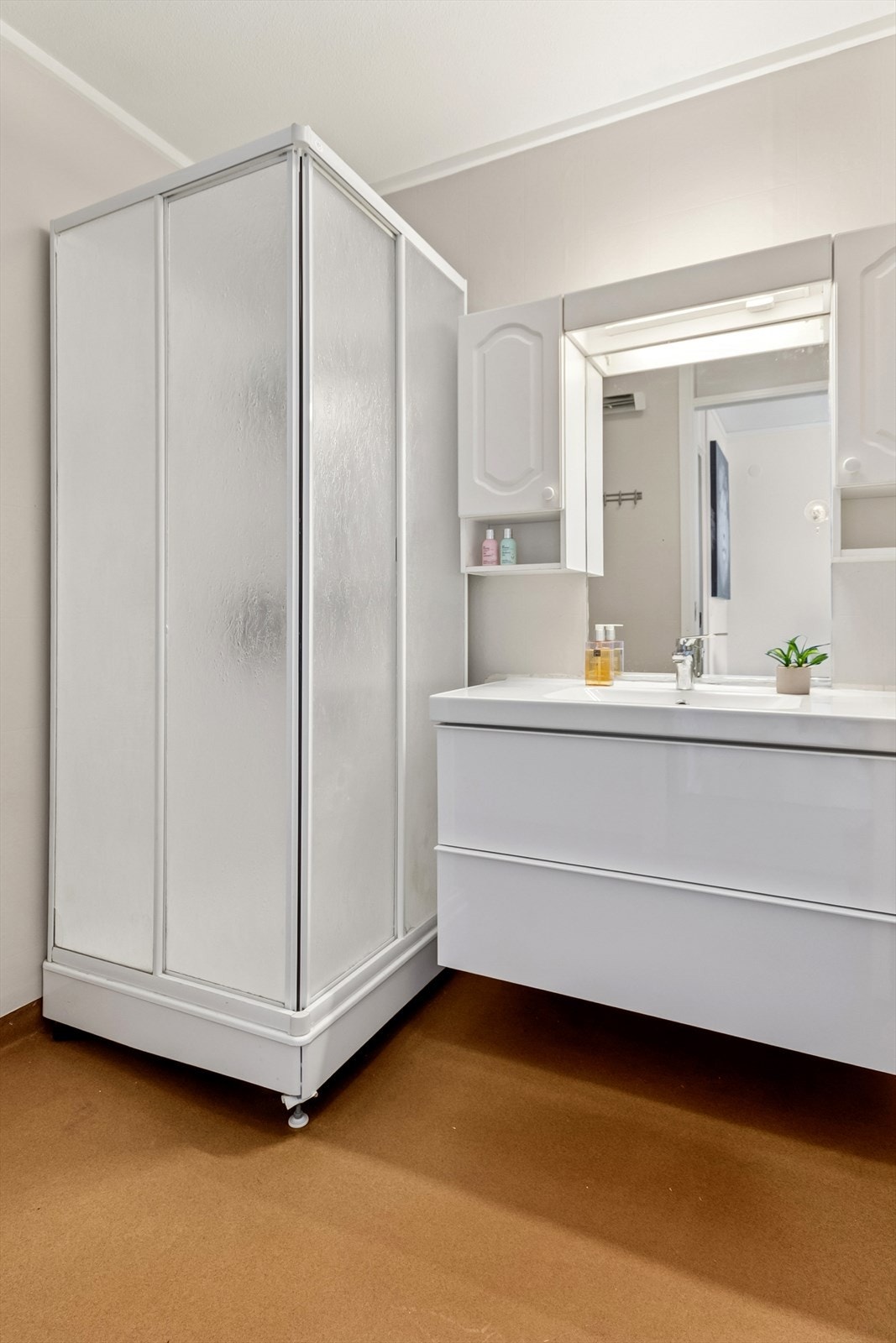 Badet har våtromstapet/belegg på veggene og vinylbelegg på gulvet. Galleribilde