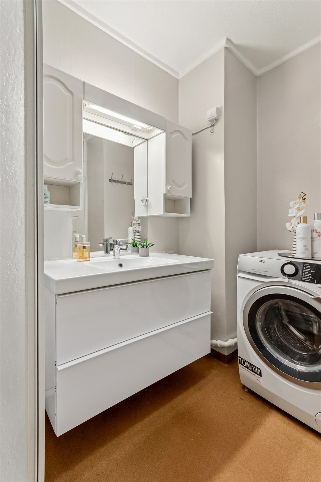 Rommet har innredning med nedfelt servant, dusjkabinett og opplegg for vaskemaskin. Galleribilde