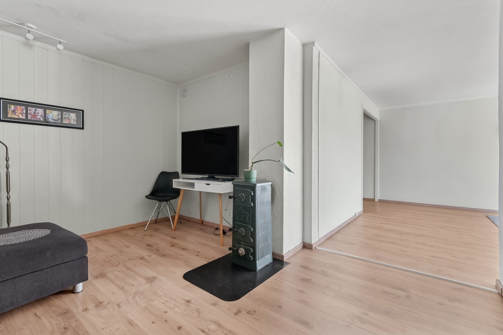 Rommet er naturlig delt inn i ulike soner, noe som gir en praktisk planløsning. Galleribilde