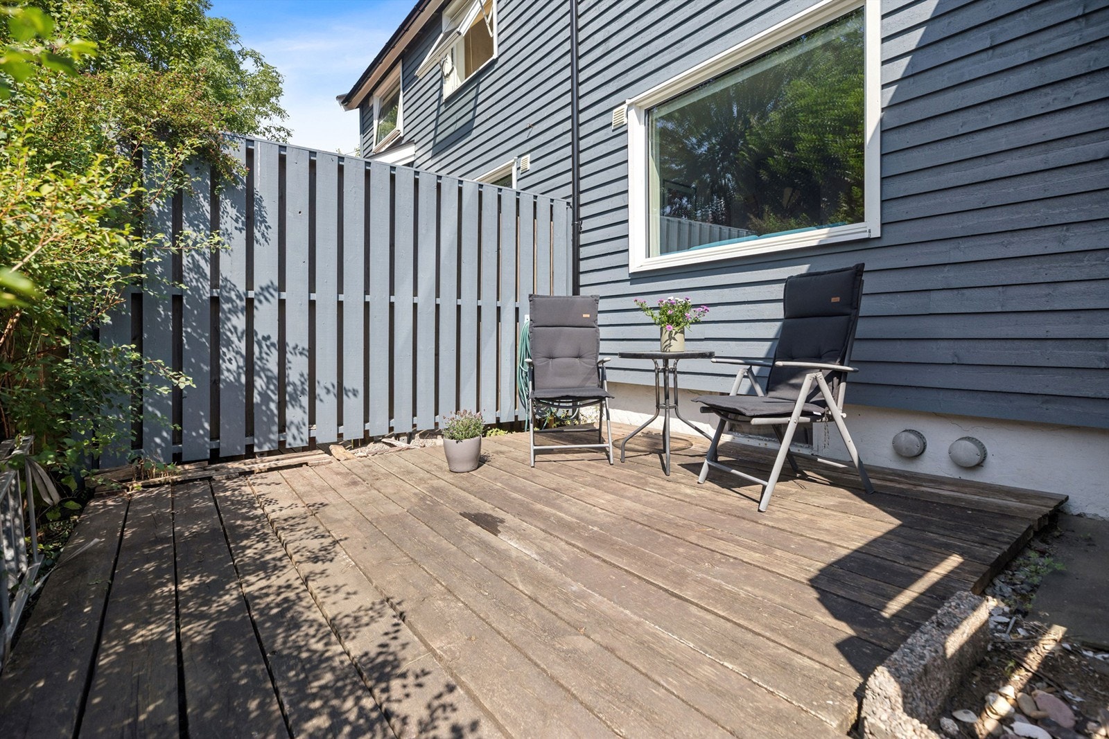 Hyggelig vestvendt terrasse med god plass til en romslig sittegruppe. Galleribilde