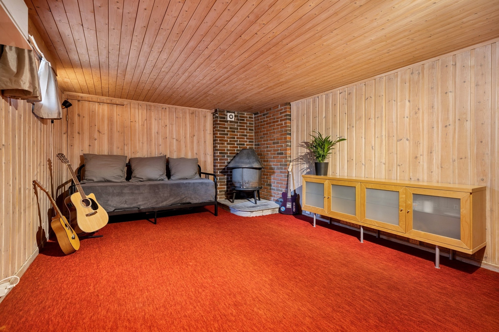 Kjellerstuen er opprinnelig byggemeldt som disponibelt rom jf. byggetegniner og er ikke godkjent til varig opphold. Galleribilde