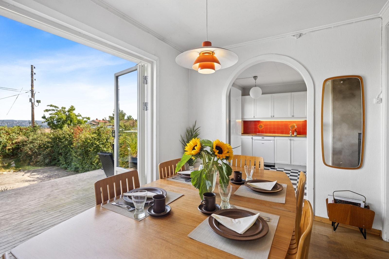 Spisestuen ligger i forbindelse med kjøkkenet. Her kan man velge å innta måltidene inne eller ute på den store terrassen. Galleribilde