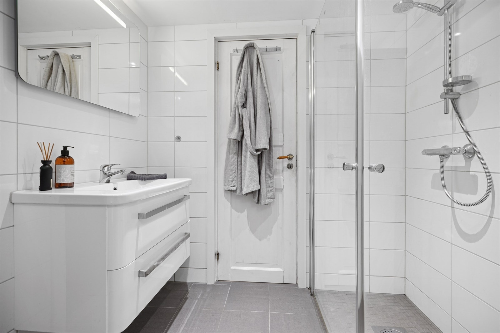 Pent flislagt bad fra 2013 med gulvvarme. Galleribilde