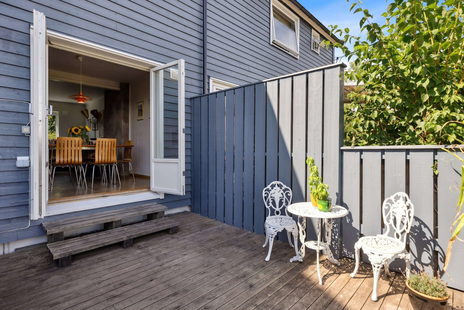 Terrassen er over to nivåer og måler totalt hele 66 kvm. Galleribilde