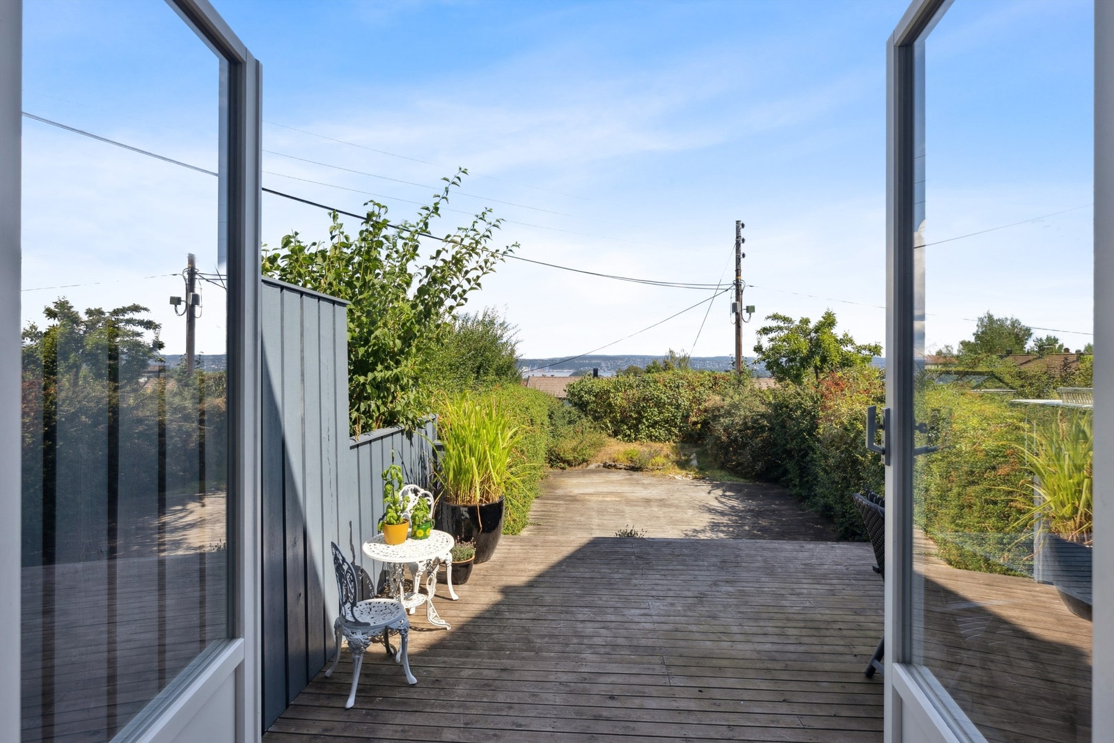 Fra stuen er det utgang til en romslig terrasse i to nivåer med gode møbleringsmuligheter. Et herlig sted å for å tilbringe sommerhalvåret utendørs. Galleribilde