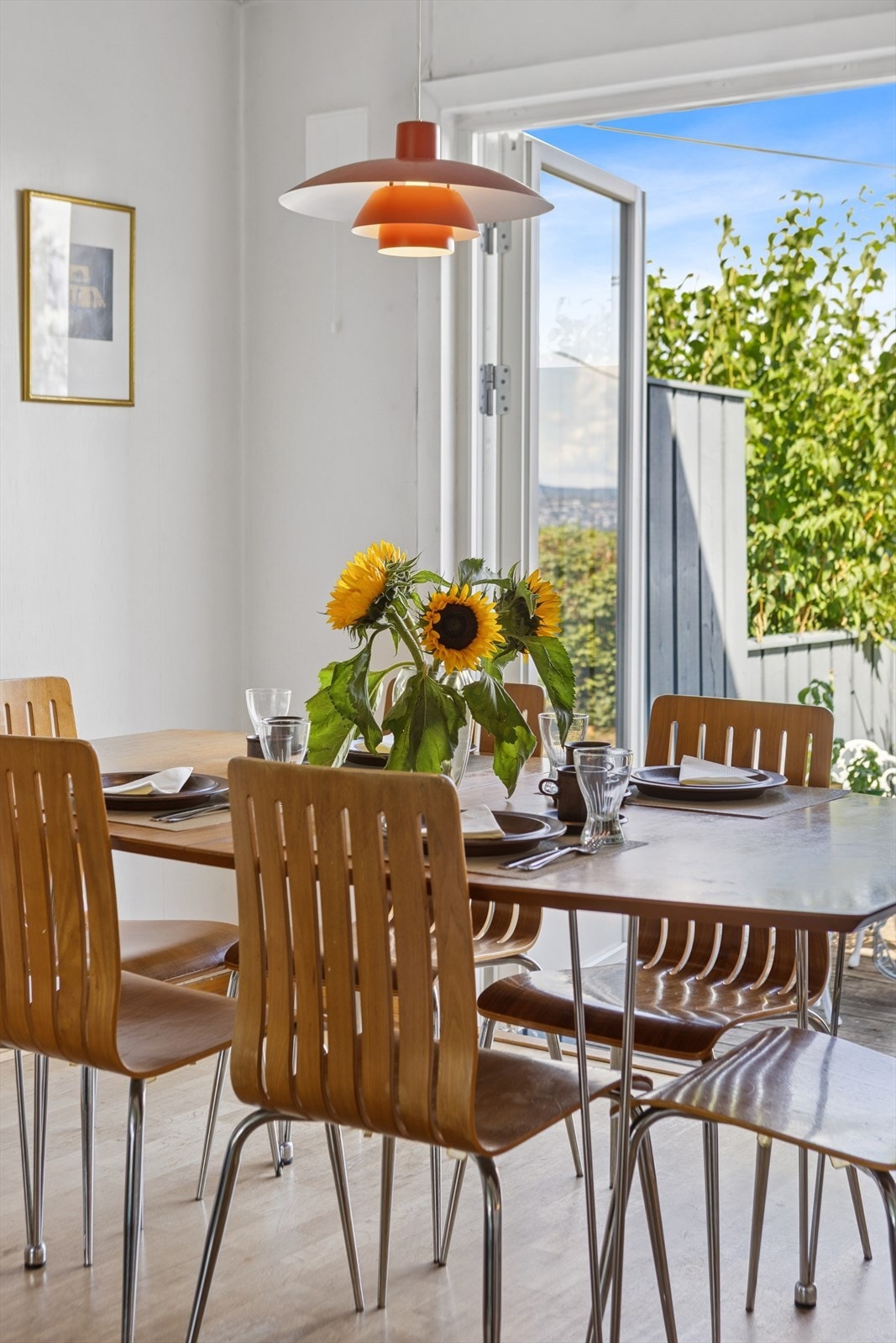 Det er direkte utgang fra stue/spisestuen til en stor østvendt terrasse i to nivåer. Galleribilde