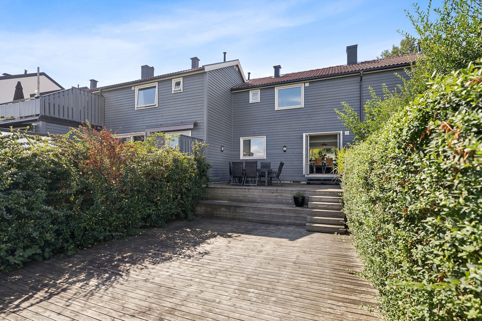 Her er det god plass til utemøbler og grill for hyggelige sammenkomster. Galleribilde