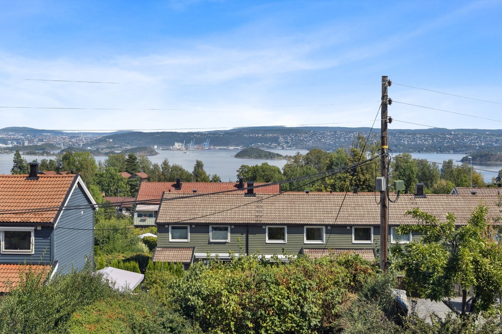 Flott utsikt mot fjorden og Oslo fra soverom i 2. etasje. Galleribilde