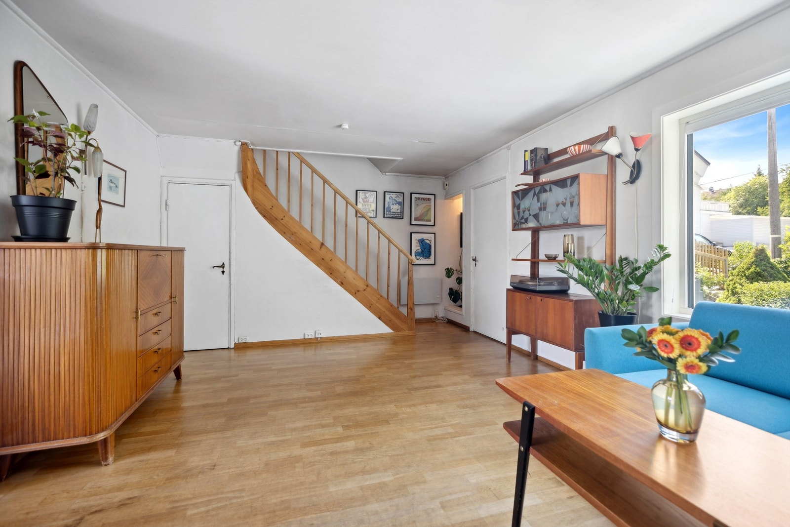 Fra stuen er det trapp ned til kjelleretasjen samt opp til 2. etasje. Galleribilde