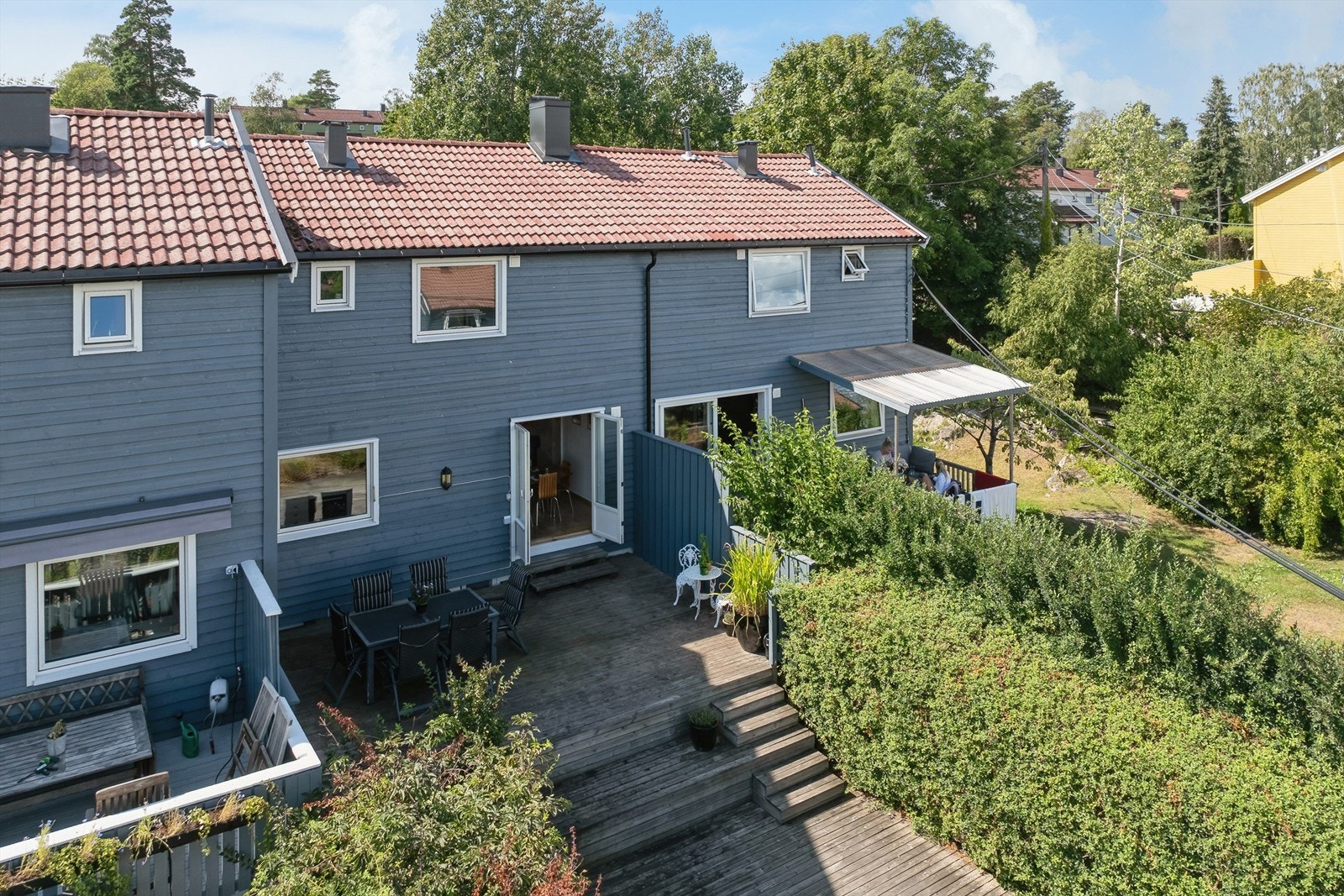 Rekkehus beliggende meget sentralt på Tangen med kort vei til Tangen senter, barne- og ungdomsskole, kommunehuset og bussholdeplass Galleribilde