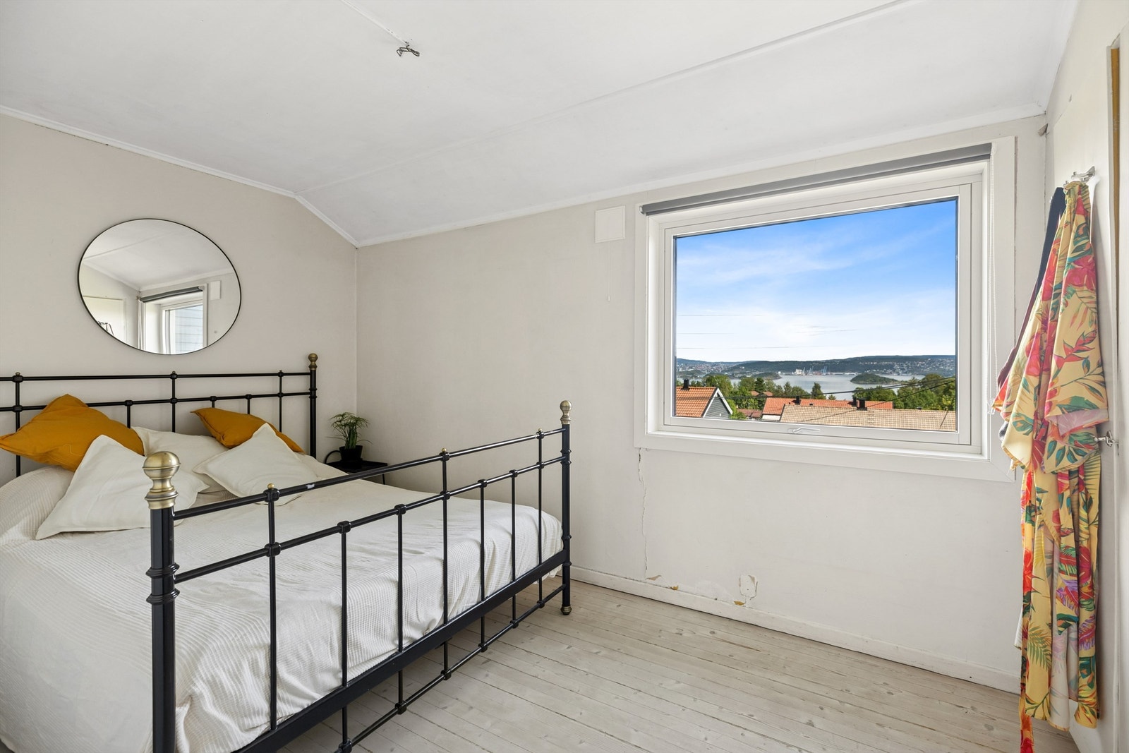 Boligen har totalt tre soverom. Hovedsoverommet har plass til stor dobbeltseng og tilhørende nattbord. Rommet vender mot øst og herfra er det flott fjordutsikt. Galleribilde