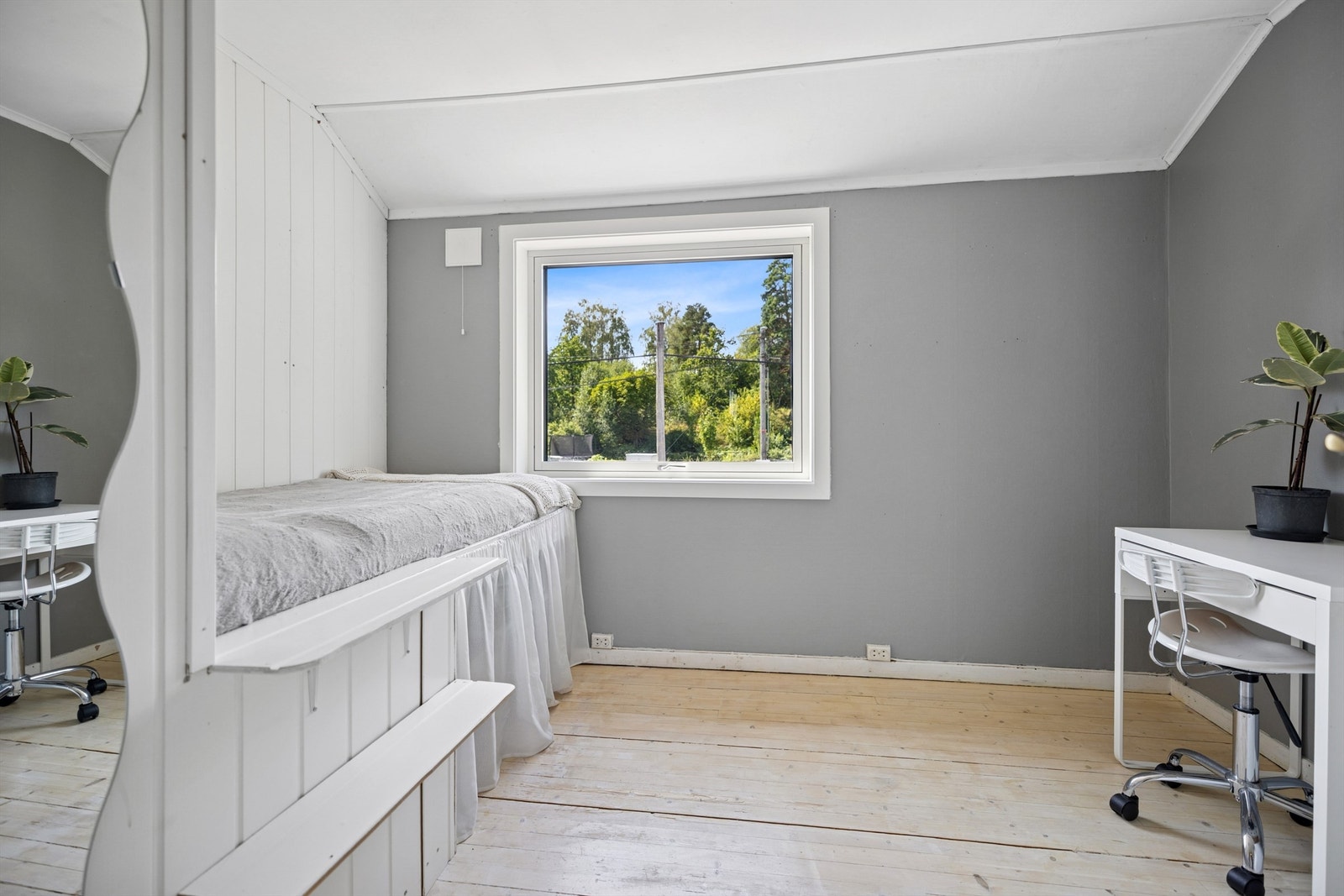 Soverom nr. 3 har plassbygd seng med oppbevaringsmulighet under samt god plass til leksepult og klesskap. Galleribilde