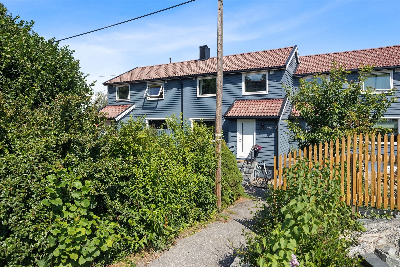 En hyggelig familiebolig med to deilige terrasser, gode solforhold og utsikt mot fjorden. Galleribilde