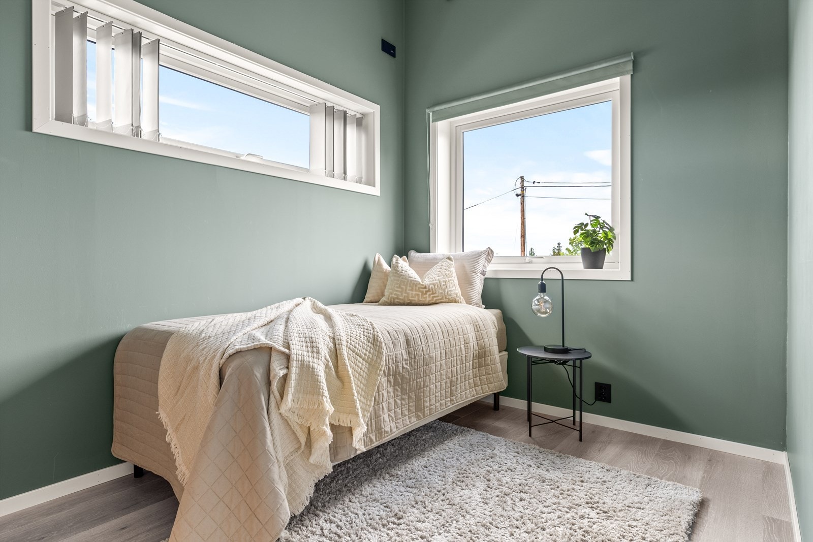 Tre gode soverom gir fleksibilitet for familien, og på de to minste er det allerede tilrettelagt for en hemsløsning, med bla. stikk og lys. Galleribilde