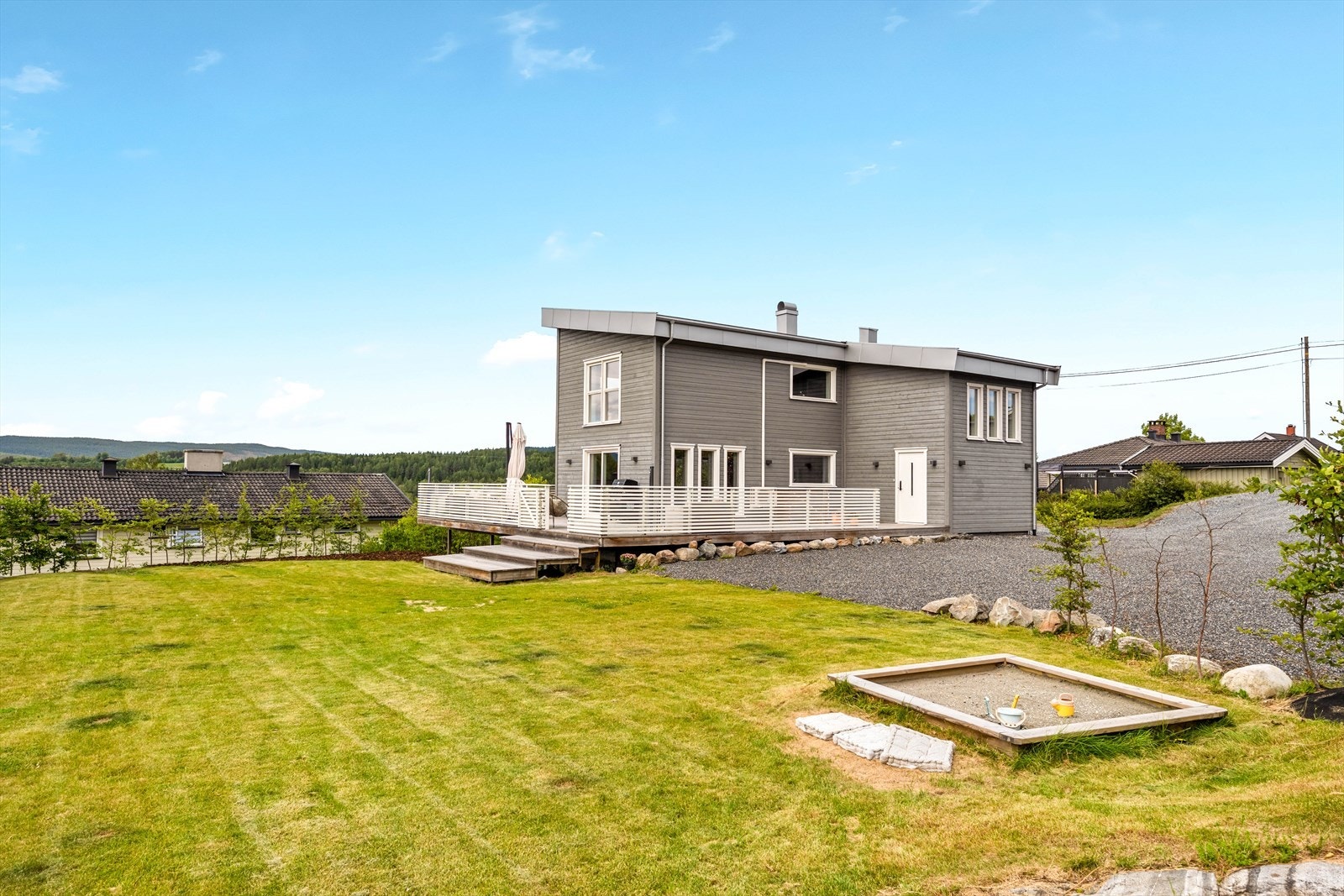 I hagen er det rom for lek og utfoldelse på varme sommerdager, og sandkassen for de minste er allerede på plass. Galleribilde