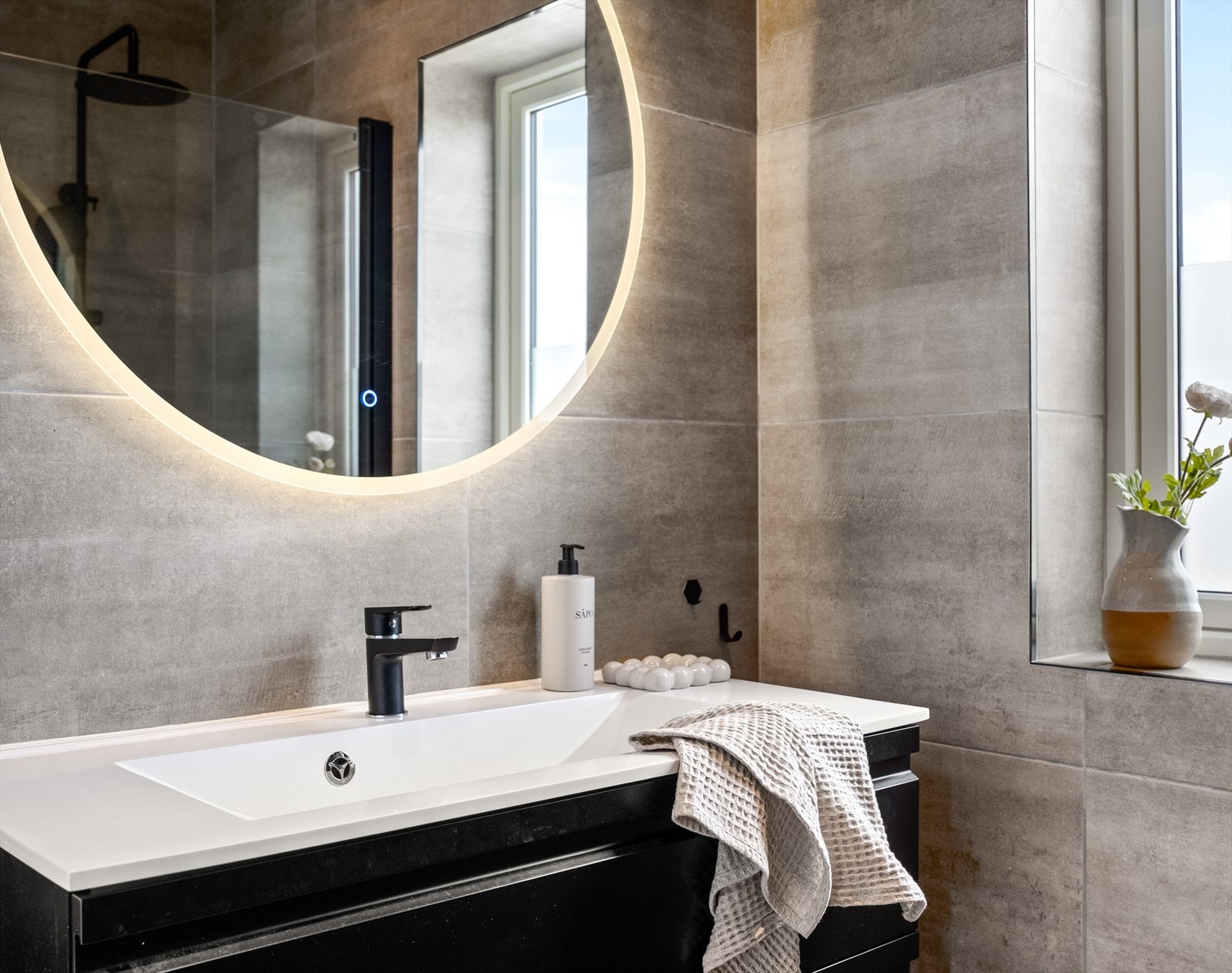 Badet i andre etasje ble renovert i 2022, er av delikat design, og har et romslig dusjhjørne med regnfallsdusj i tillegg til opplegg for vaskemaskin og rom for vaskesøylen. Galleribilde