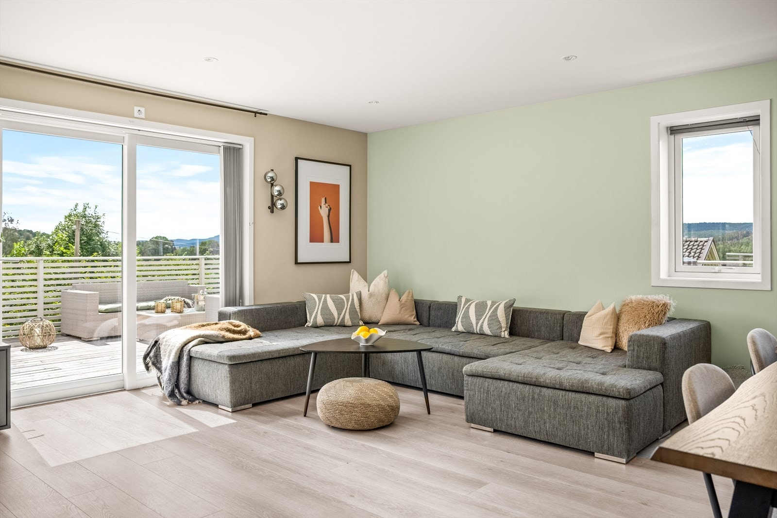 Huset er blant annet utstyrt med to varmepumper, en i hver etasje, som sørger for god- og energieffektiv oppvarming. De gir også svale, avkjølte rom i sommerhalvåret. Galleribilde