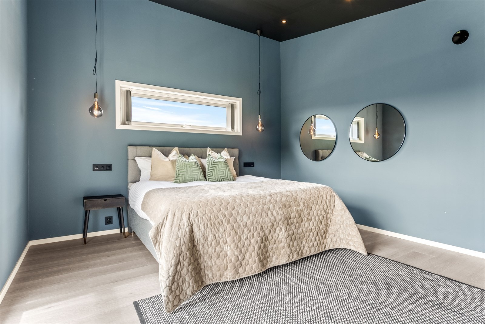 Masterløsning med tilrettelagt belysning og stikk med bla. USB-inngang ved sengekanten. Galleribilde