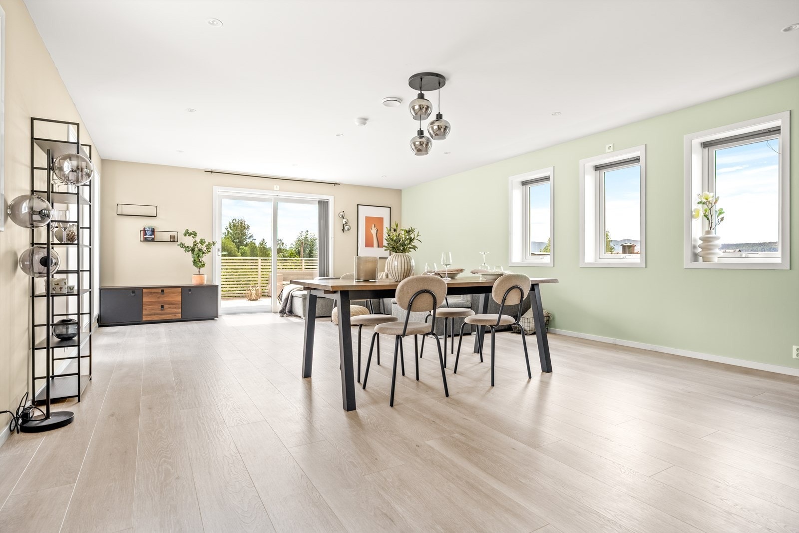 Huset, med historie tilbake til 1911, ble ombygget i 2019/2020 og har et moderne og funksjonalistisk preg; åpne løsninger og store rom. Galleribilde